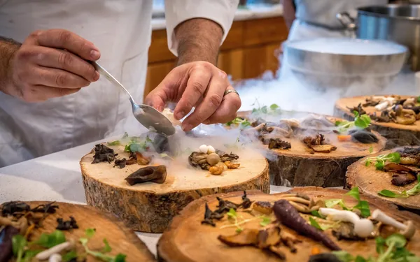 Cocinero emplatando un plato