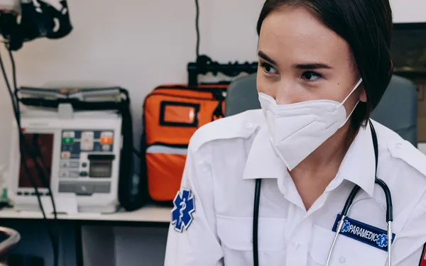 Profesional sanitaria atendiendo a un paciente